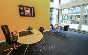 Modern office space rental at Dreikönigstraße 31A, Zürich Enge, featuring a round meeting table, chairs, and bright decor.